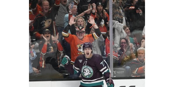 Anaheim Ducks spelare bär 30-års jubileumströjor